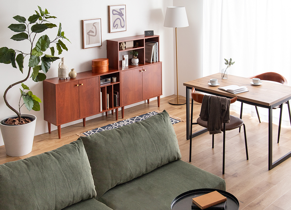 上質な木目とグリーンが調和する、落ち着いたヴィンテージダイニングコーディネート