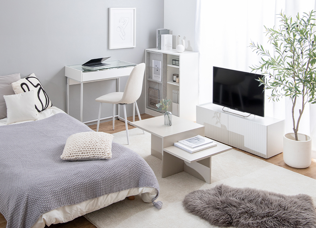 透明感のあるガラスデスクが主役のシンプルワンルーム