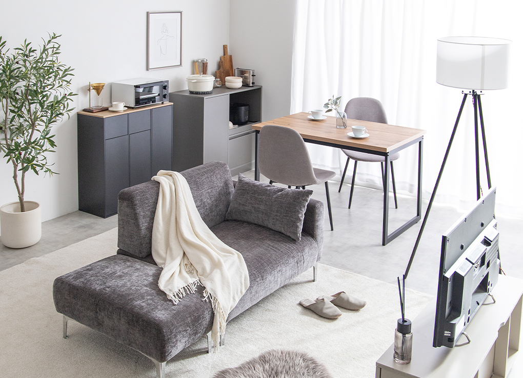 光と影のコントラストが美しい、モダンシックなリビングダイニング