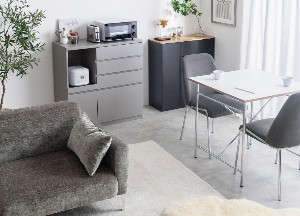 異素材ミックスで魅せる、上質なモノトーンコーディネート