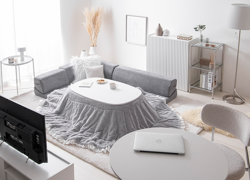 一人暮らしにもおすすめ。こたつとフロアソファの洗練モダンリビング