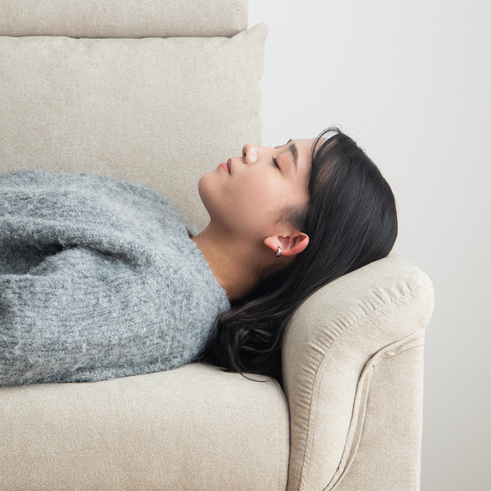 枕の代わりになる傾斜アームレスト