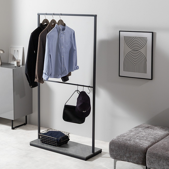 幅80cmにたっぷりしまえる、2段式ハンガーラック