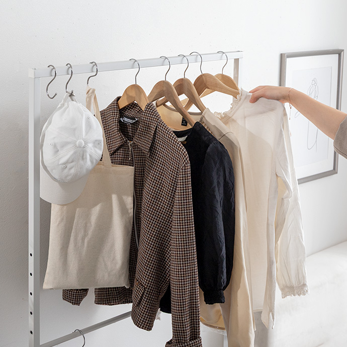 サッと掛けられる2段のハンガーバー