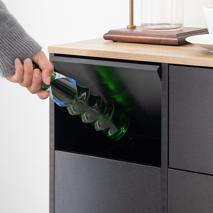 片手でサッと捨てられるスウィング式扉