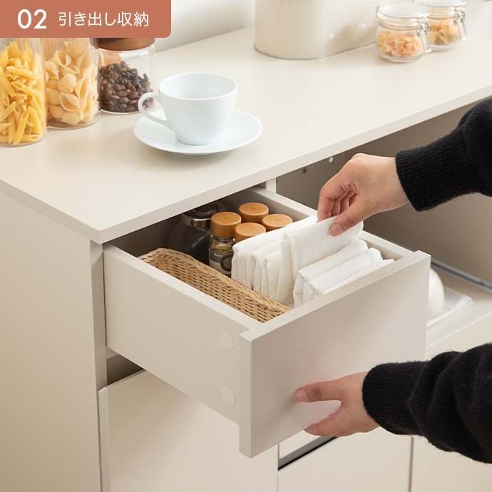 カトラリーやキッチンツールの収納に便利な引き出し