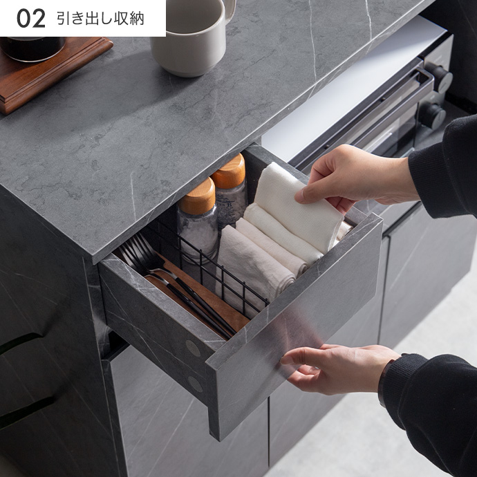 カトラリーやキッチンツールの収納に便利な引き出し