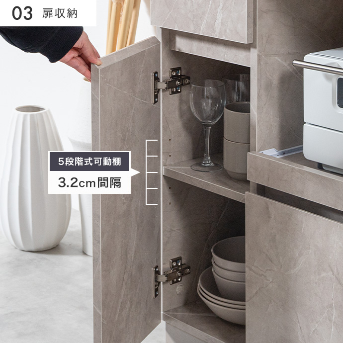 収納する物に合わせて棚を調整できる扉収納