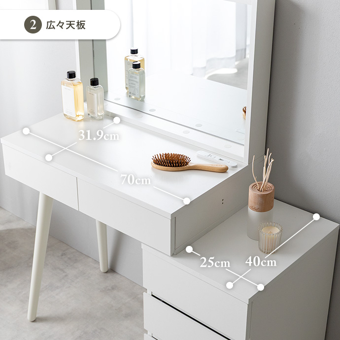 ゆったりメイクできる広々とした天板