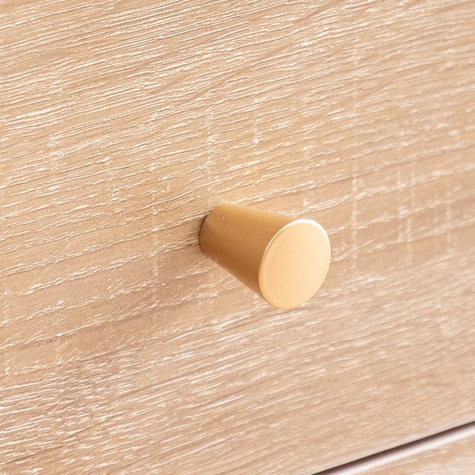 さりげないアクセントになるゴールド取っ手