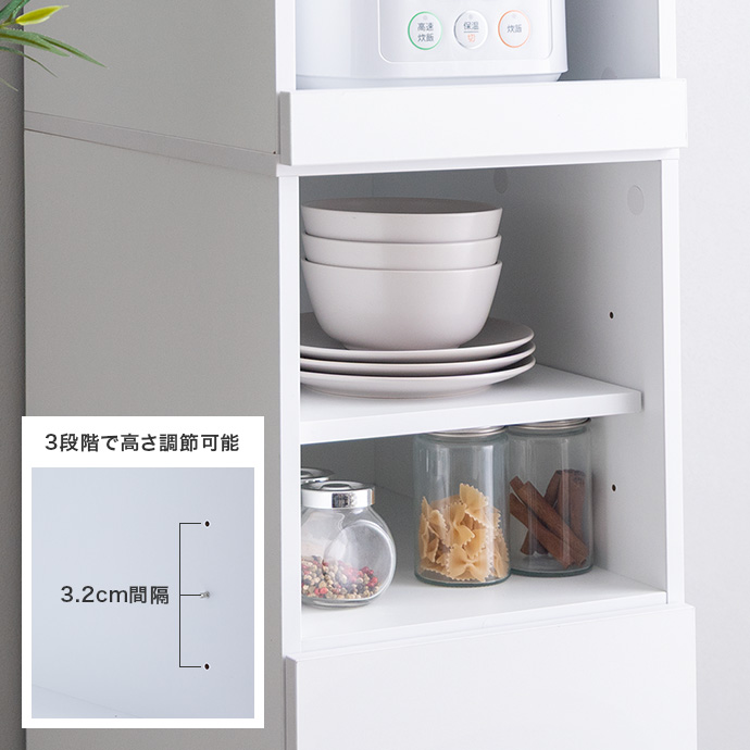 収納する物に合わせて棚を調整できるオープン収納