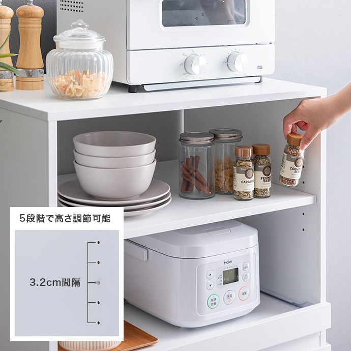 収納する物に合わせて棚を調整できるオープン収納