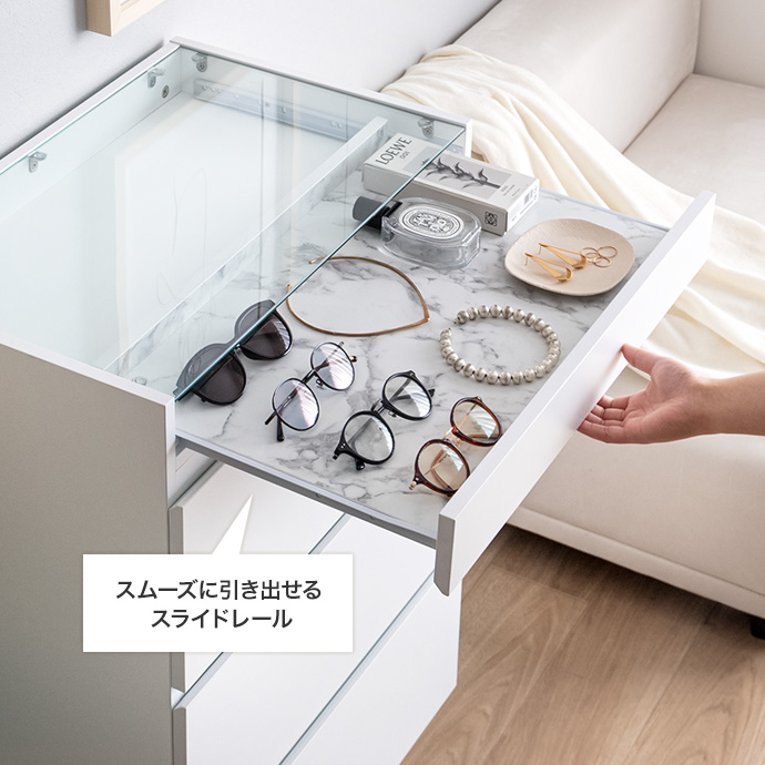 スムーズに引き出せるスライド式トレー