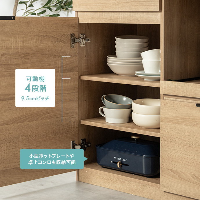 収納物に合わせて棚の高さを調整できる扉収納