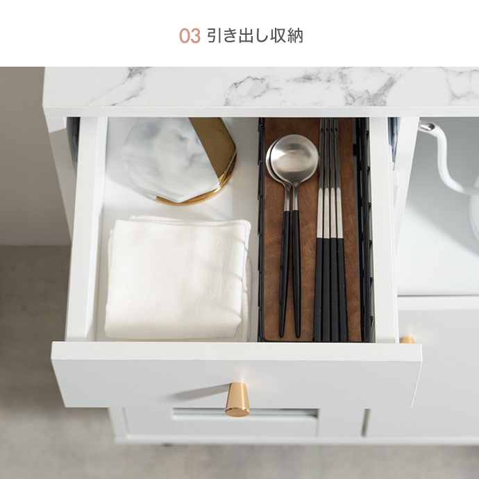 カトラリーなど細々した物の収納に便利な引き出し