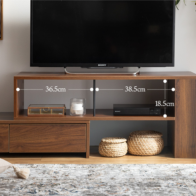 AV機器の設置や、物の出し入れがしやすいオープン収納