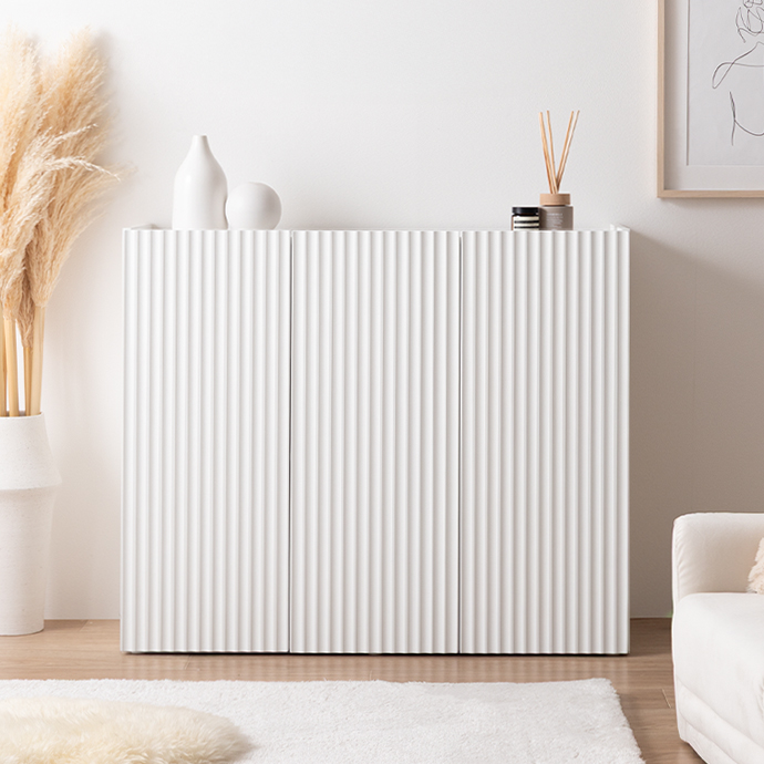 海外インテリアのような、波型扉が魅せるキャビネット