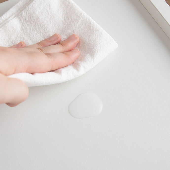 水や傷に強く、汚れてもサッと拭くだけ