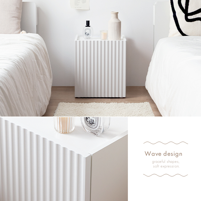 波のような柔らかな曲線が印象的な扉