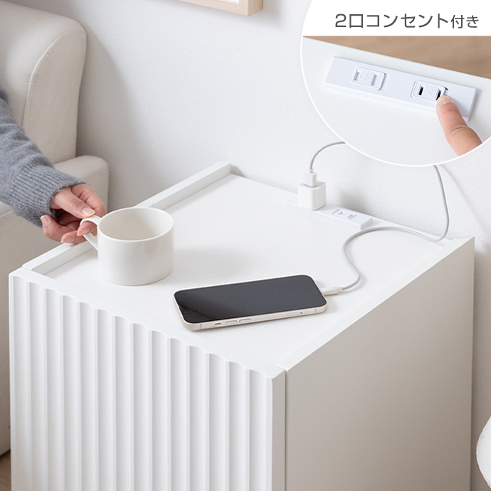 ちょうどいいサイズの天板には便利な2口コンセント付き