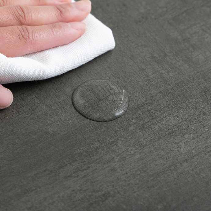 水や傷に強く、汚れてもサッと拭くだけ