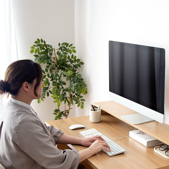 正しい姿勢で、快適なデスクワークを