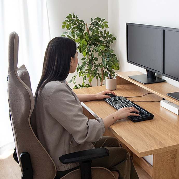 正しい姿勢で、快適なデスクワークを