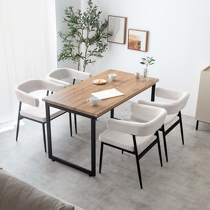 すっきり置けて、ゆったり使えるちょうどいいサイズ