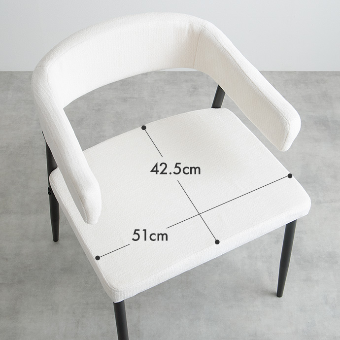 ゆったり座れる広めの座面