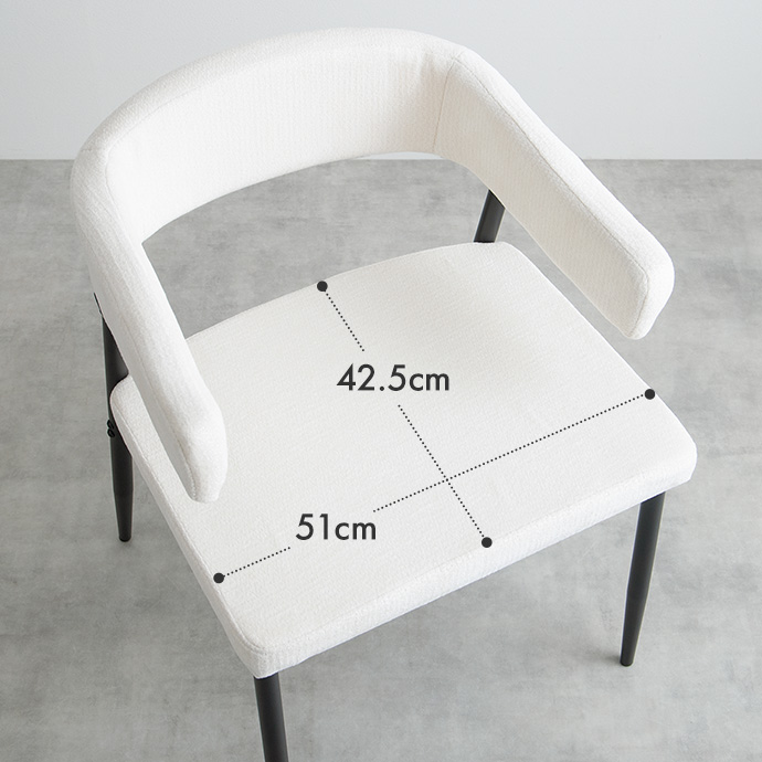 ゆったり座れる広めの座面