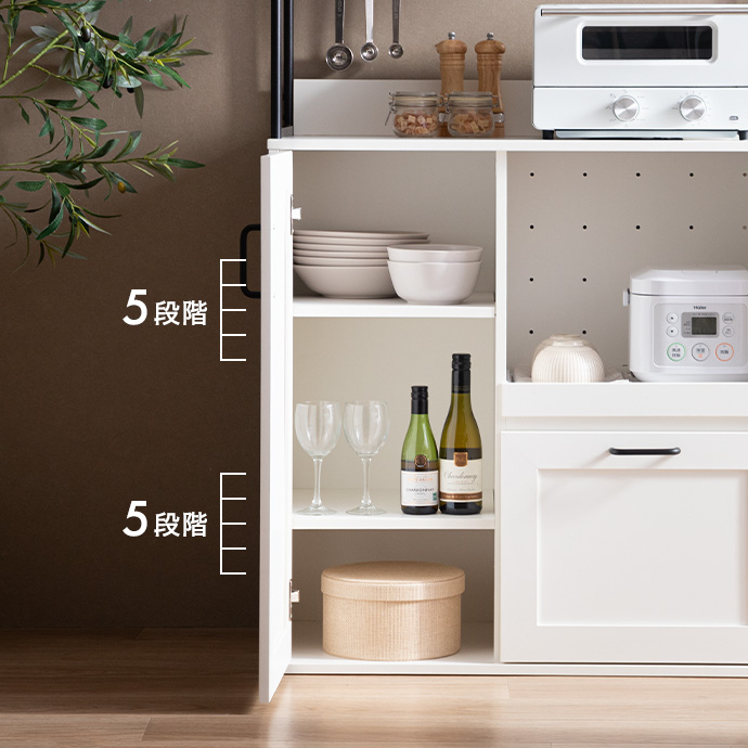 収納する物に合わせて棚を調整できる扉収納