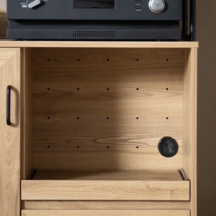 背面には通気孔&コード通し穴付き