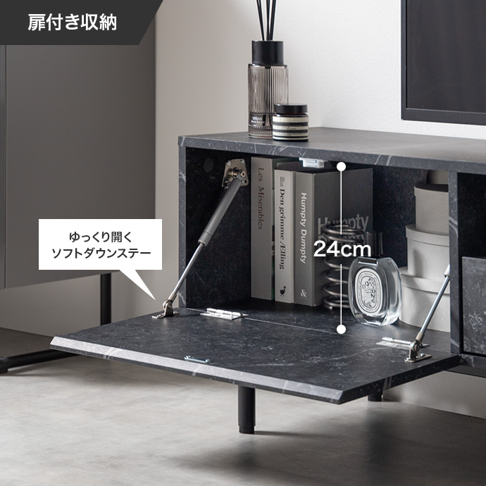 高さのある物も収納できる扉付き収納