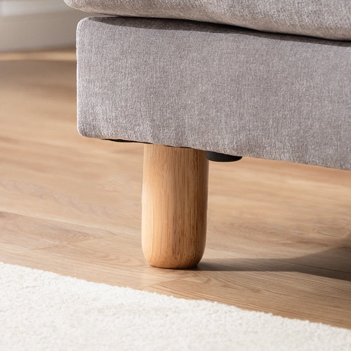 天然木の脚であたたかみのある印象に