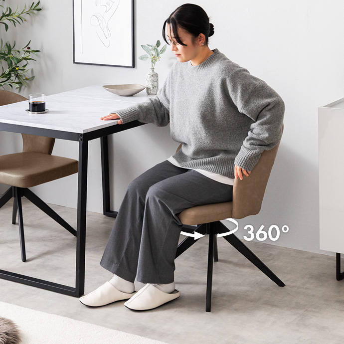 360度回転で、椅子を引かずに立ち座りができる