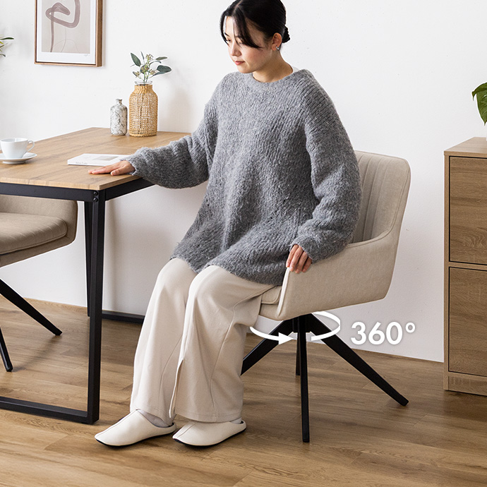 360度回転で、椅子を引かずに立ち座りができる