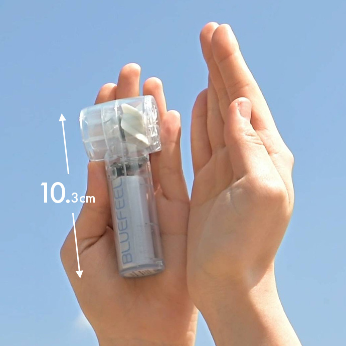 手の中におさまる高さ10.3cm